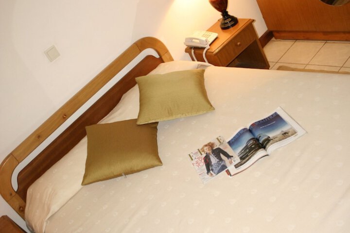 Room 7 of 16