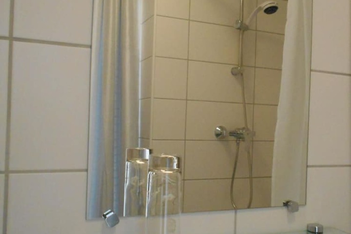 Room 16 of 28