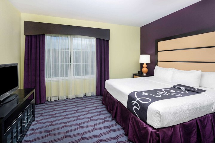 1 King Bed (12 of 14)