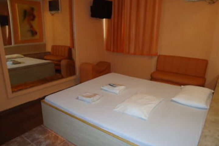 Room 13 of 16