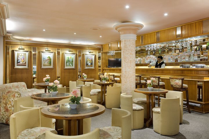 Lounge 94 of 116