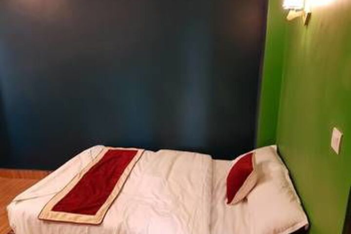Room 10 of 18