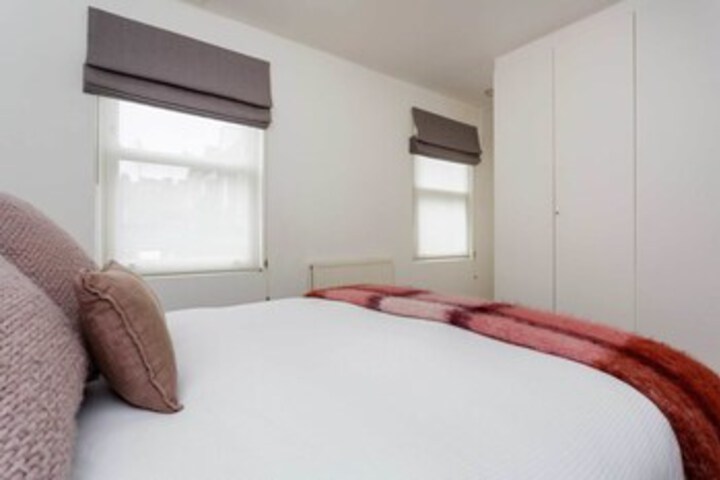 Room 10 of 14
