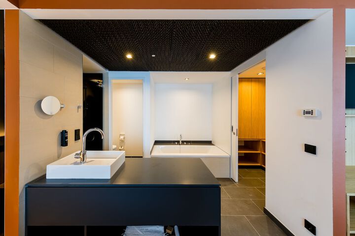 Room 51 of 83