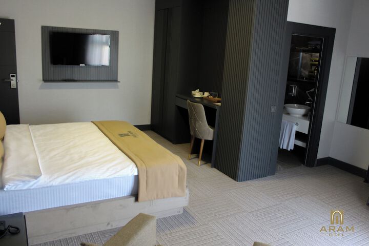 Room 13 of 27