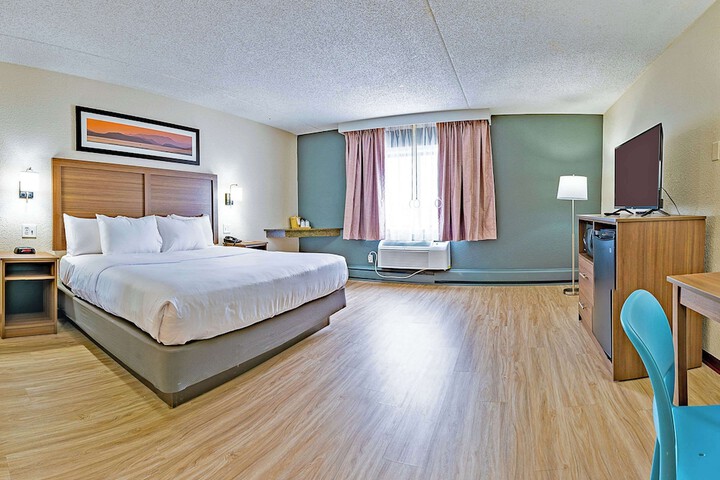 1 King Bed (12 of 18)