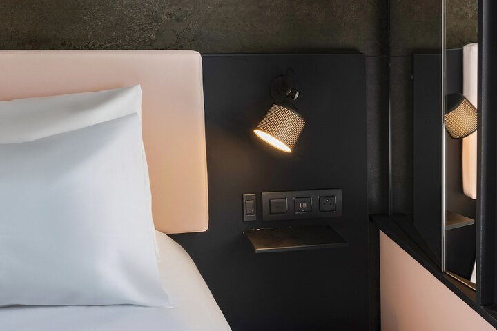Room 16 of 102