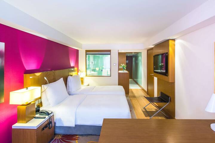 Room 5 of 136