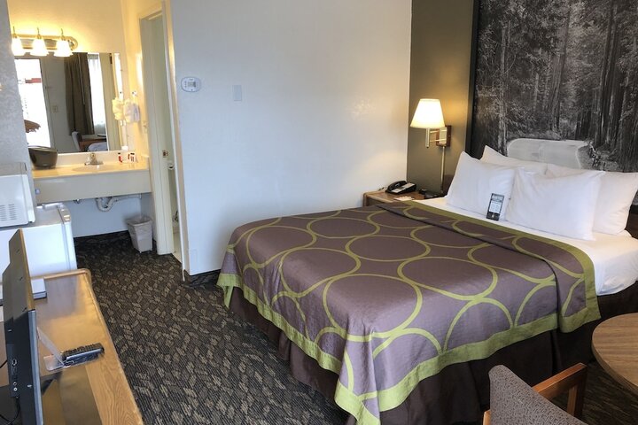 1 Queen Bed (36 of 49)