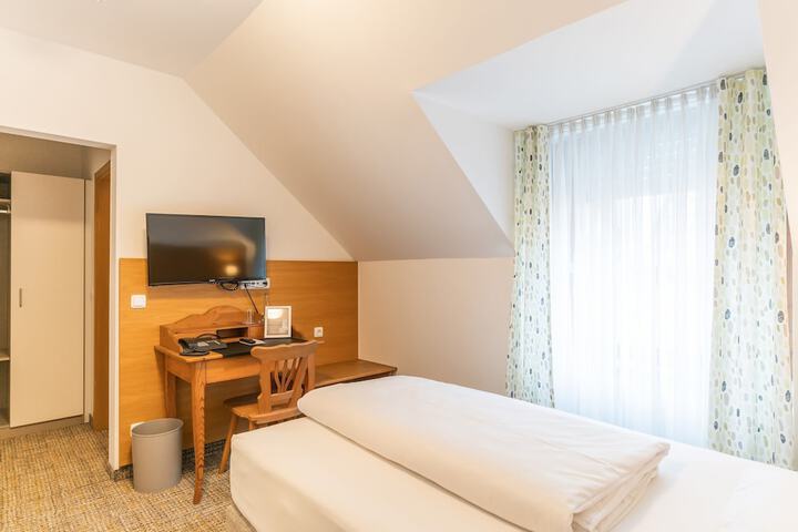 Room 14 of 33