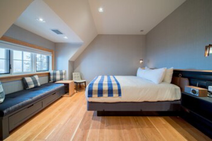 Room 9 of 18
