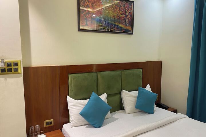 Room 12 of 30