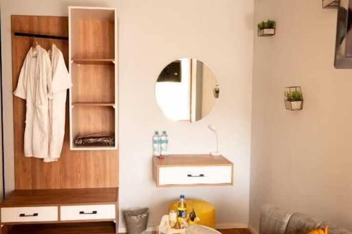 Room 10 of 25