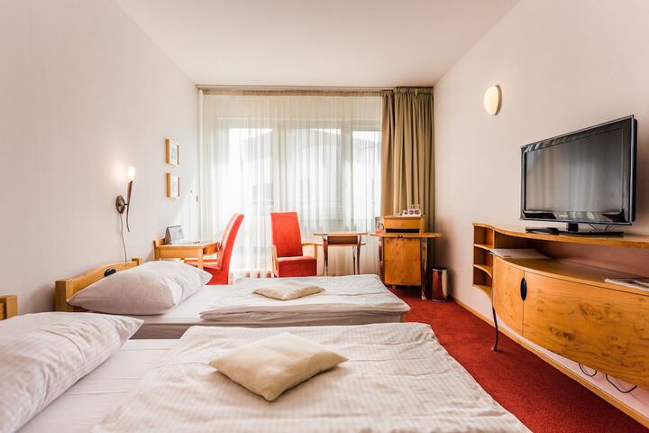 Room 25 of 102