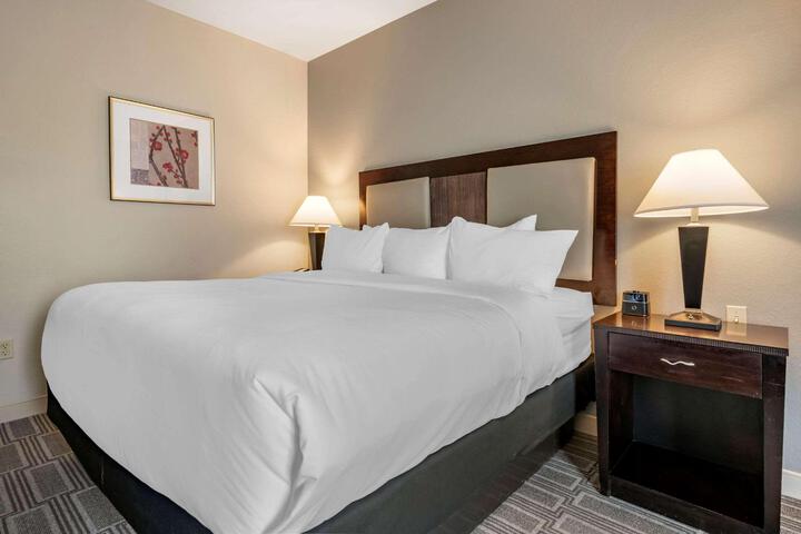 1 King Bed (2 of 22)