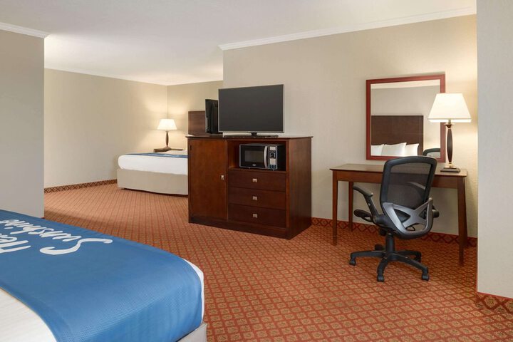 1 King Bed (4 of 10)