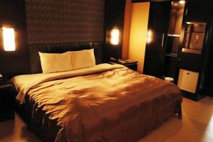 Room 2 of 12