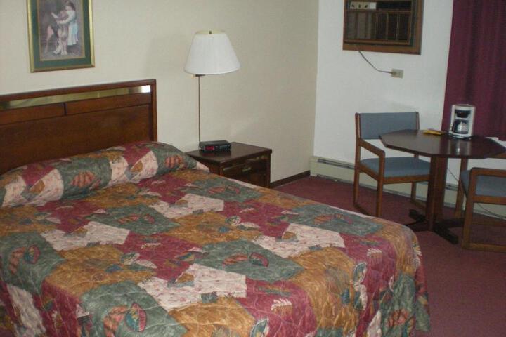 1 Queen Bed (1 of 4)