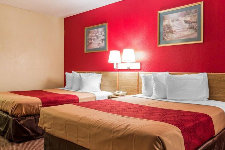 1 Queen Bed (14 of 16)