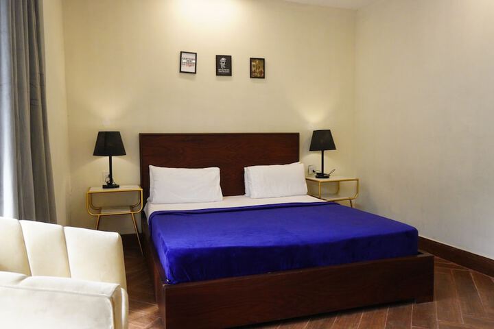 Room 7 of 18