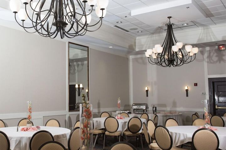 Ballroom/Hall 81 of 117