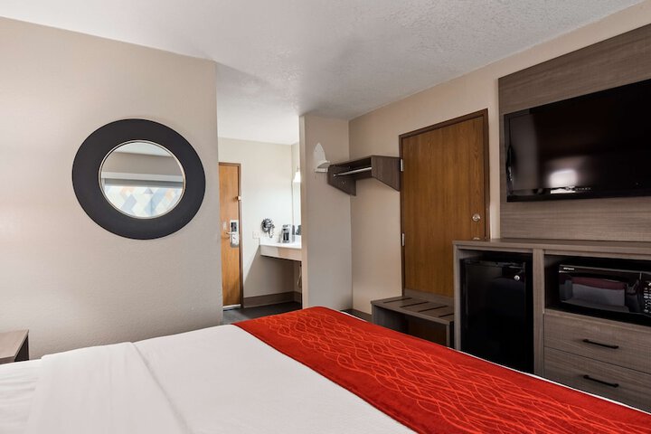 1 King Bed High Speed Internet Accessible Microwave and Refrigerator Desk Flat Screen T (3 of 11)