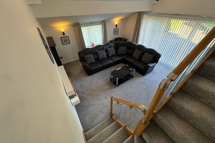 Lounge 35 of 60