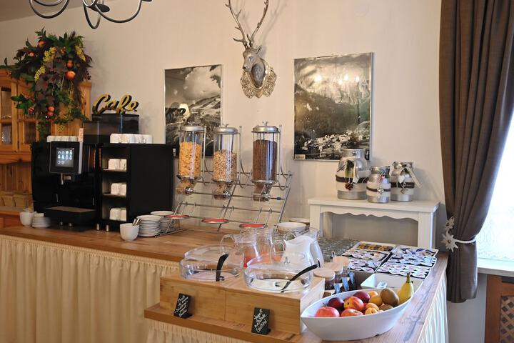 Breakfast/Coffee Service 32 of 45