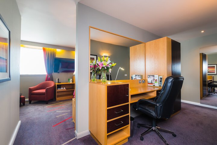 Room 8 of 99