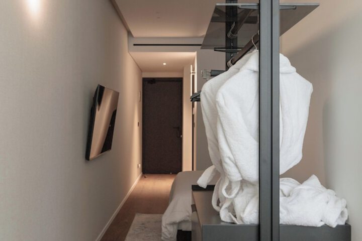Room 6 of 16