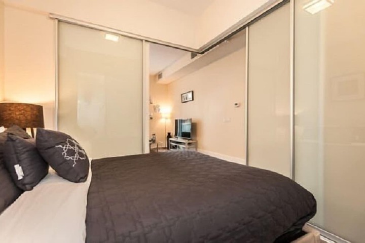 Room 6 of 100