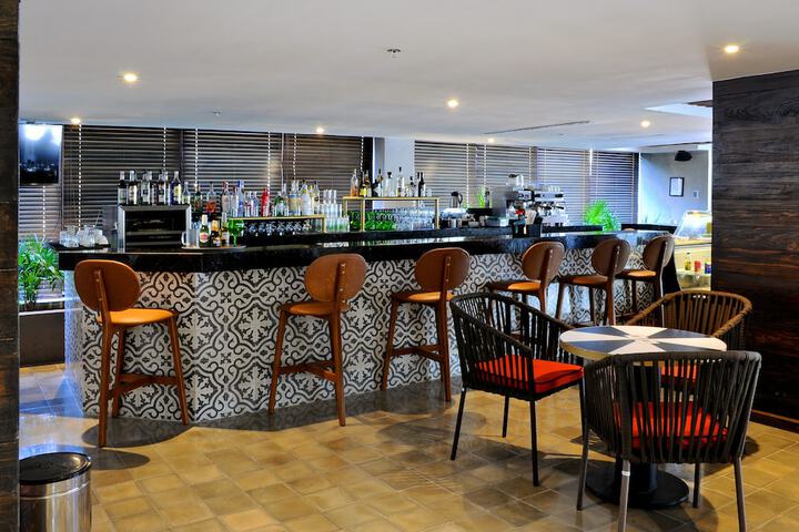 Lounge 55 of 64