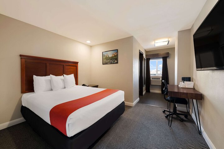 1 Queen Bed (5 of 16)