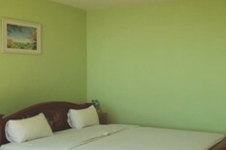 Room 10 of 18