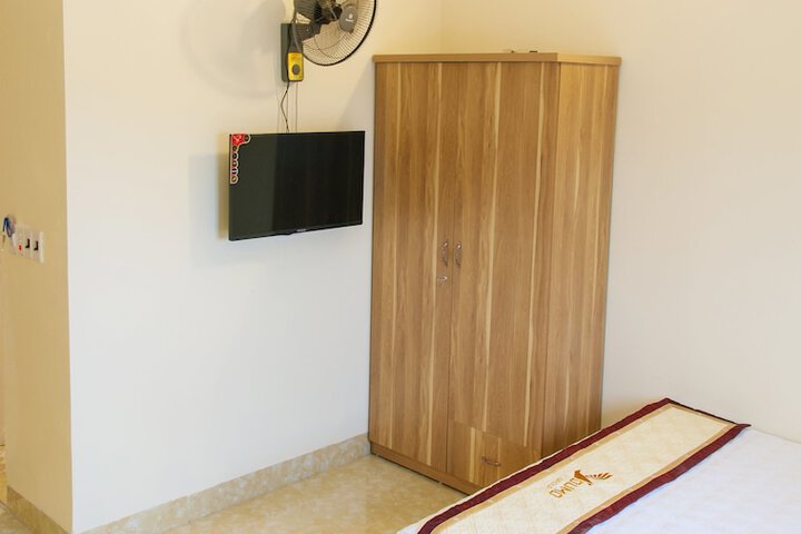 Room 9 of 33