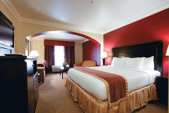 1 King Bed (5 of 13)