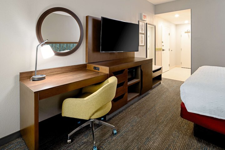 1 King Bed Study with Sofa Bed (4 of 26)