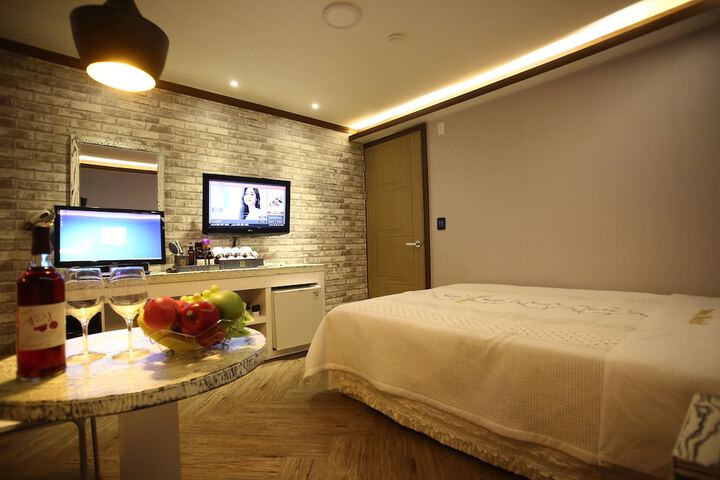 Room 9 of 24