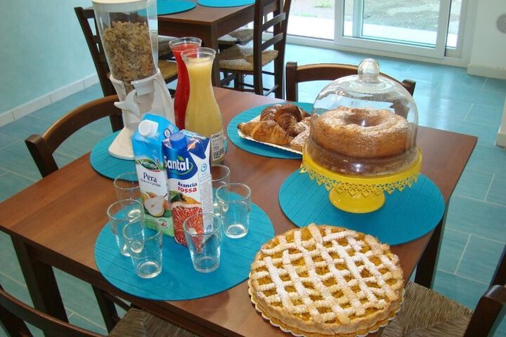Dining 8 of 17