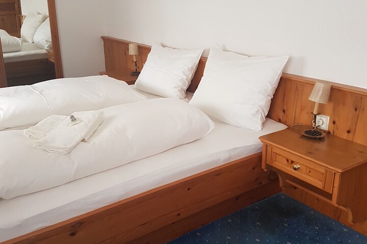 Room 6 of 12