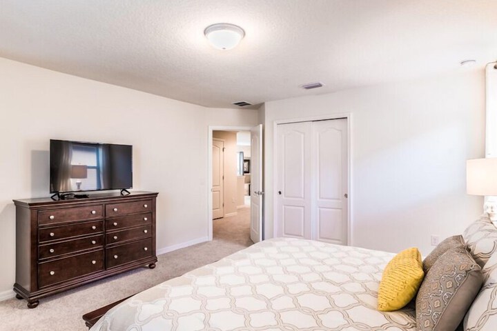 Room 9 of 32