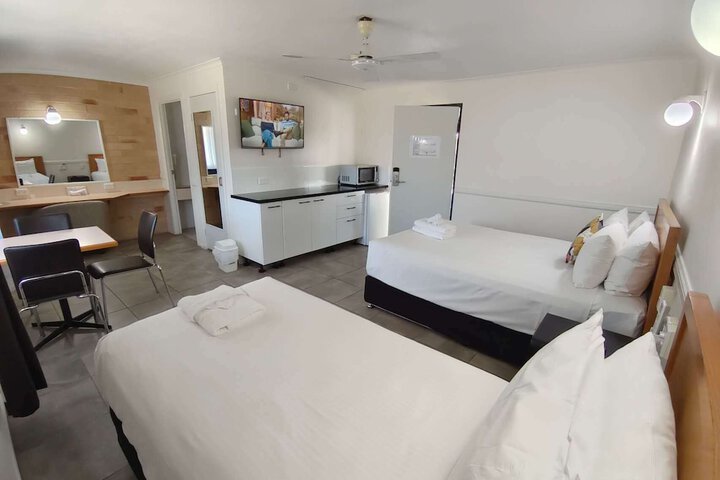 Room 4 of 93