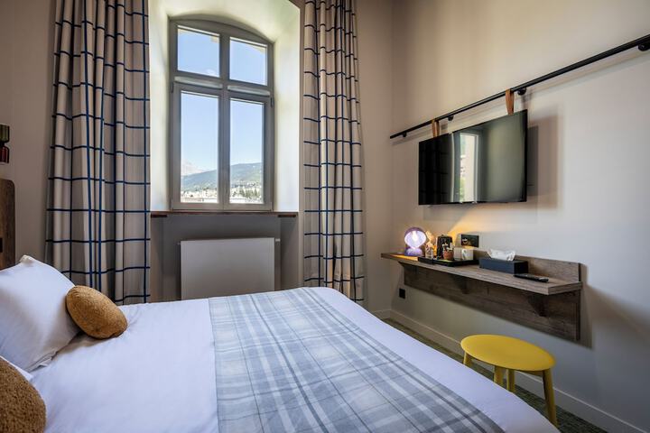 Room 4 of 18
