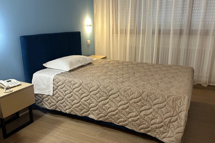 Room 6 of 10