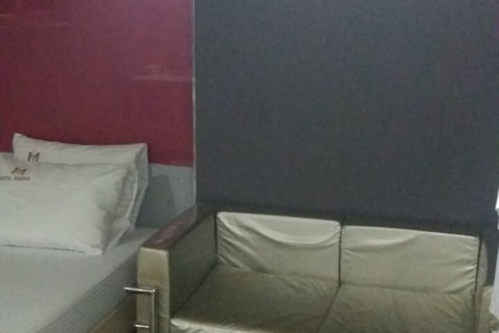 Room 4 of 12