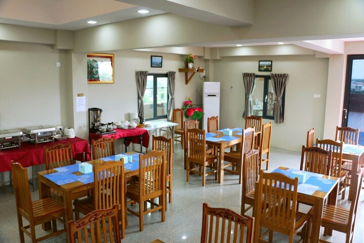 Dining 23 of 34