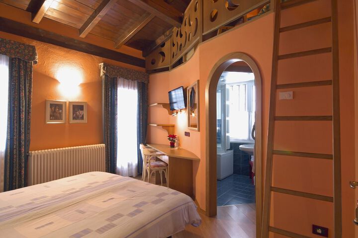 Room 4 of 56