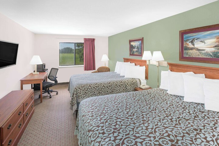 2 Queen Beds (2 of 8)