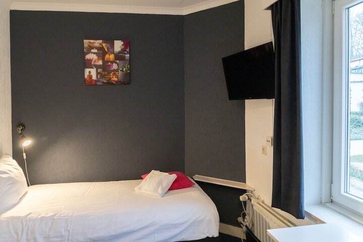 Room 3 of 99