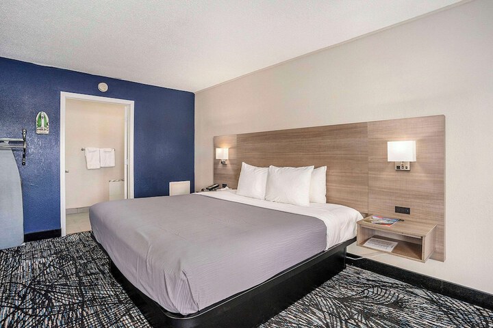 1 King Bed (4 of 19)